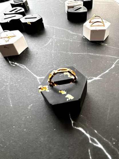 TALA - Porte bagues Hexagonal ``Éclats d'or `` Noir et feuille or 1 bague